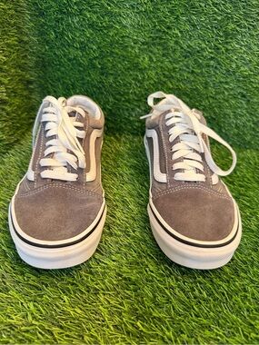 Vans Unisex Classic Low-Top Suede Sneakers in Gray with White Trim size m 6.5 w8